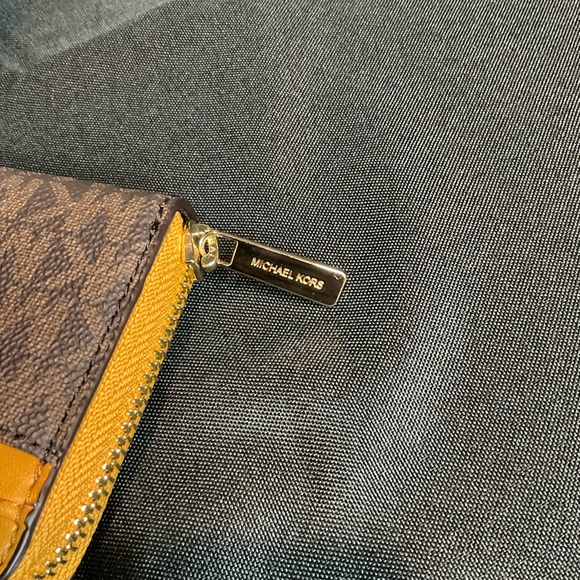 SOLD!!!!! MK MINI BAG WITH WALLET 😍 - Picture 9 of 10